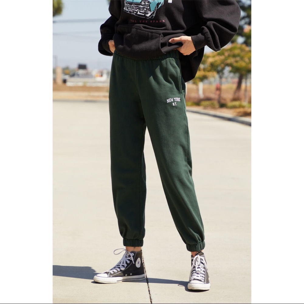 Brandy Melville Green New York Rosa Sweatpants - Picture 1 of 3